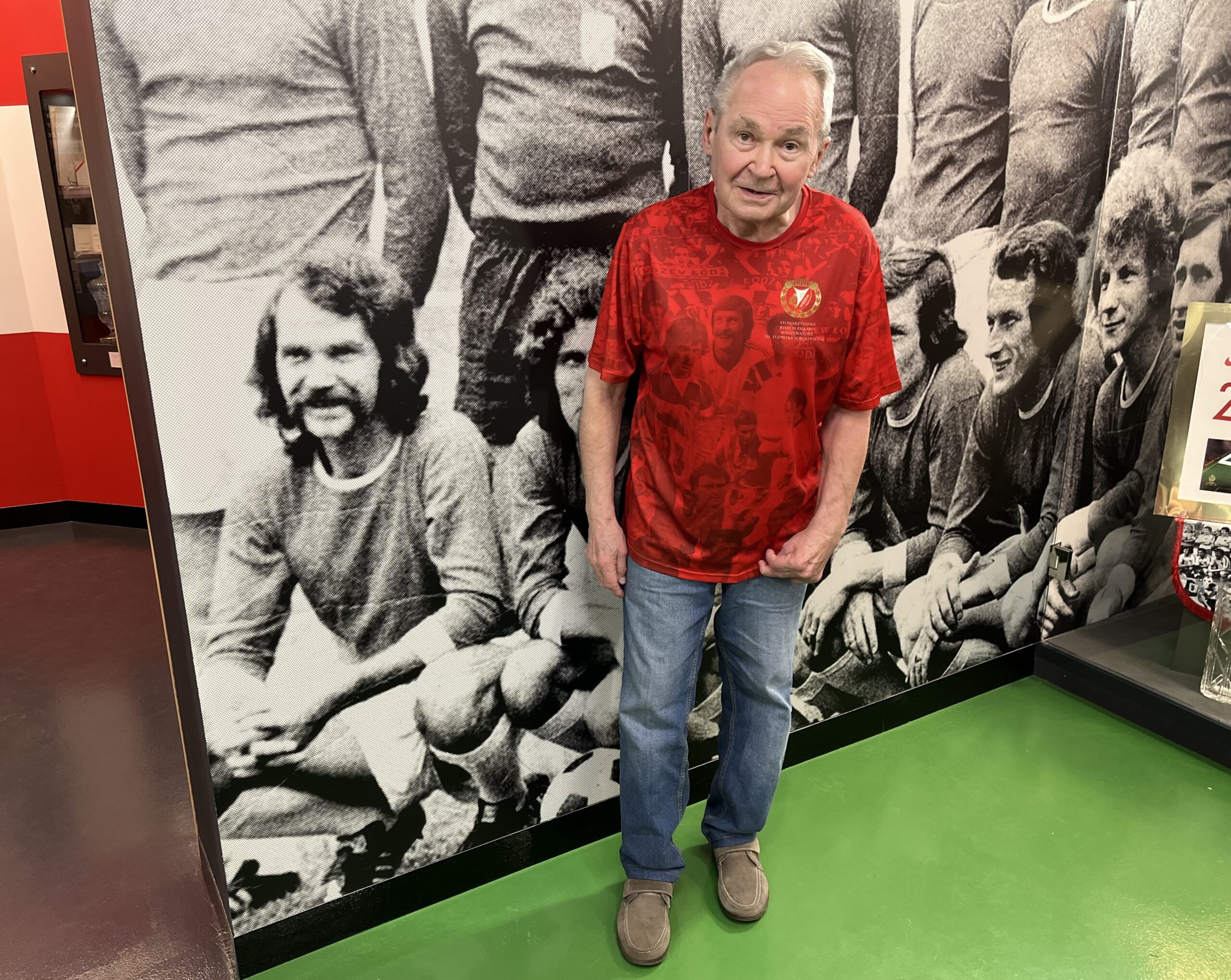 Jeden z najstarszych byłych piłkarzy Widzewa odwiedził klubowe muzeum