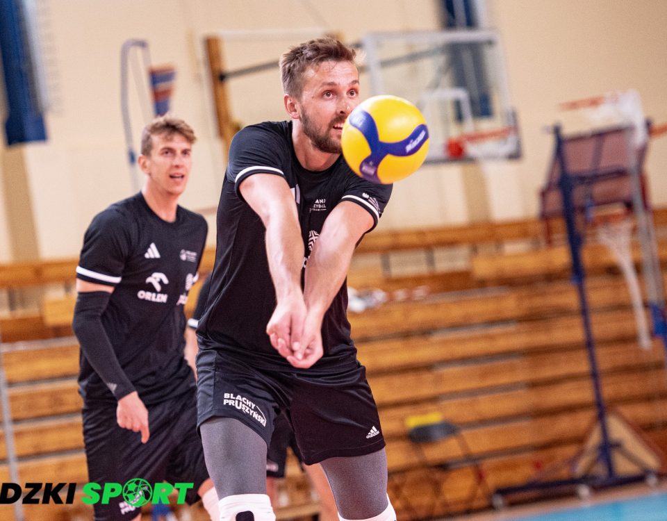 Wychowanek Lechii Tomaszów Mazowiecki znalazł uznanie w oczach selekcjonera reprezentacji Polski. W kadrze nie ma żadnego siatkarza PGE GiEK Skry Bełchatów.