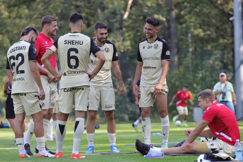 Sparing Widzew Łódź - Wisła Płock. Na zdjęciu od prawej Mateusz Żyro, Juan Ibiza, Krechnik Hajrizi, Juljan Shehu, Imad Rondić i Lirim Kastrati
