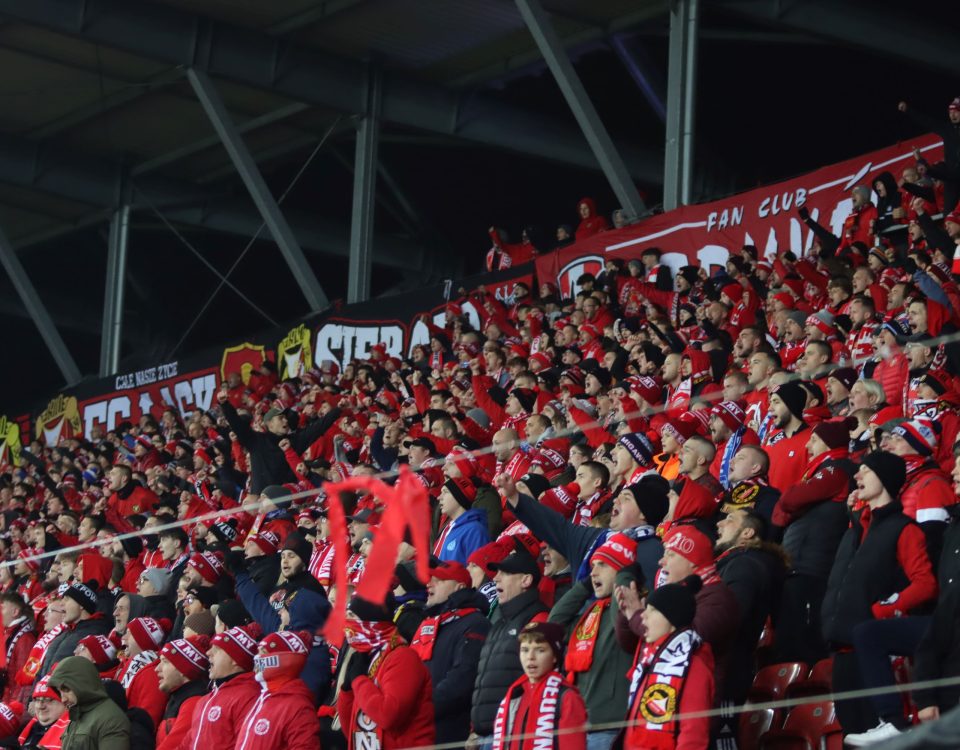 Kibice Widzewa na meczu na stadionie Widzewa