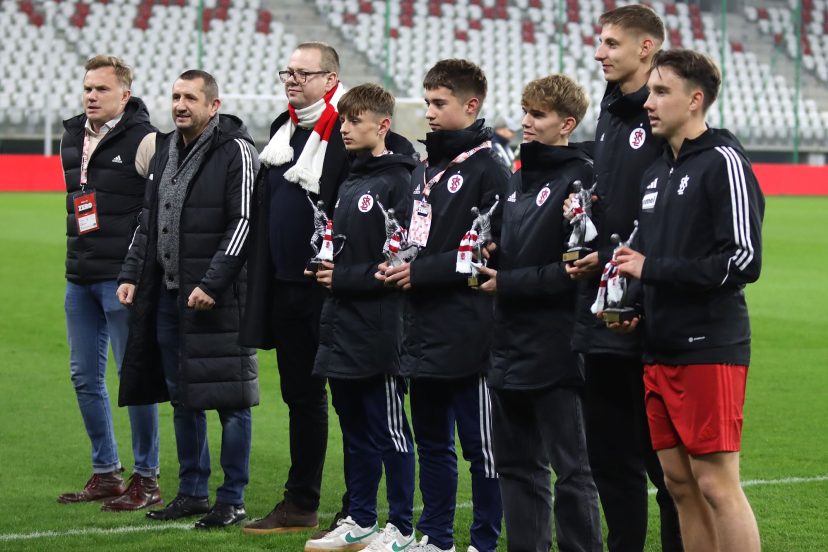 ŁKS wręczył pamiątkowe statuetki dla swoich piłkarzy, którzy zadebiutowali w reprezentacji Polski