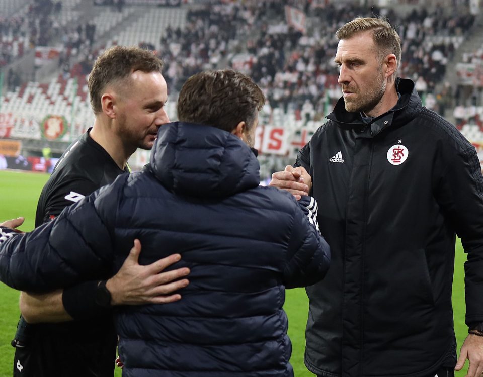 Paweł Raczkowski i Jakub Dziółka, trener ŁKS, przed meczem ŁKS-u na stadionie Króla