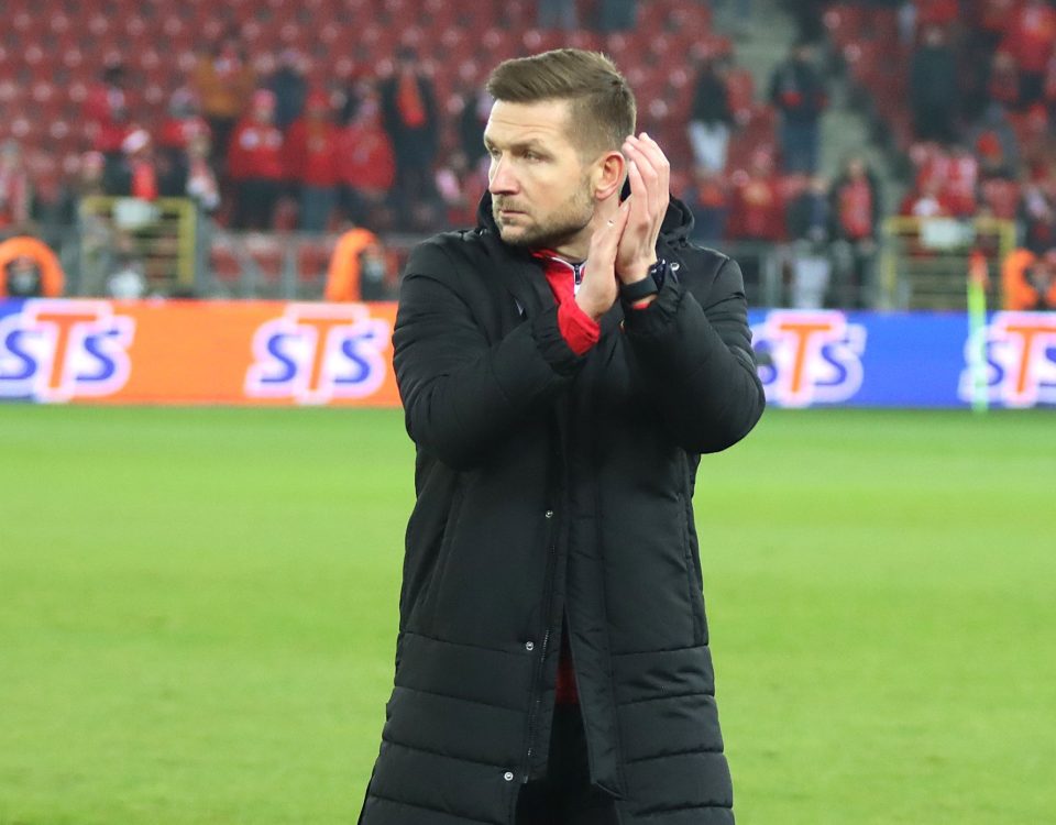 Trener Widzewa Daniel Myśliwiec na stadionie Widzewa