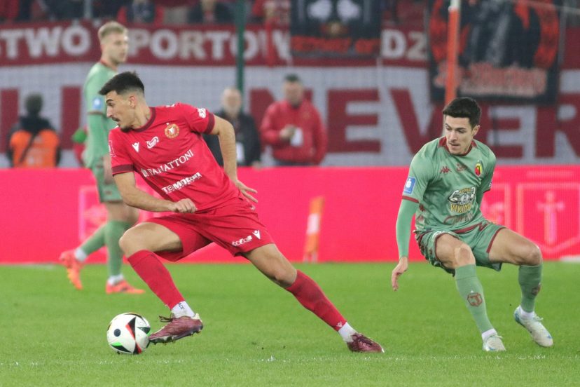 Juljan Shehu w meczu Widzewa Łódź z Jagiellonią Białystok/fot. Marek Młynarczyk