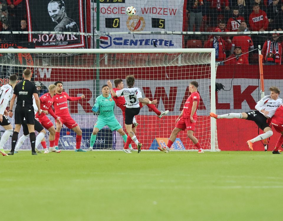 Widzew Łódź zawiódł swoich kibiców i przegrał z Legią na swoim stadionie. To kolejna porażka łodzian w tym sezonie.