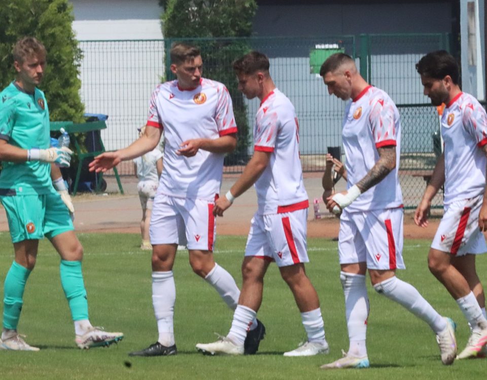 Widzew Łódź potrzebuje wzmocnień w formacji defensywnej. Pierwszy, letni sparing dobitnie to pokazał.
