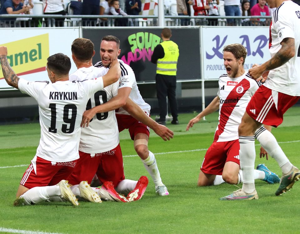 ŁKS Łódź pokonał Znicz Pruszków w 1. kolejce Betclic 1. Ligi. Łodzianie musieli się jednak sporo napocić, zwłaszcza w końcówce.