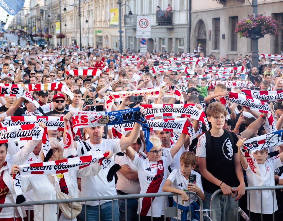 ŁKS Łódź zaprezentował się kibicom. Na Placu Wolności pojawiło się mnóstwo fanów klubu z Al. Unii Lubelskiej 2.