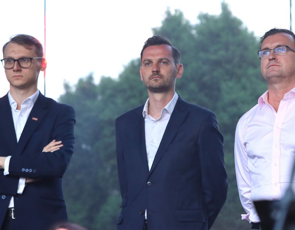 Robert Dobrzycki w towarzystwie Michała Rydza i Macieja Szymańskiego podczas prezentacji drużyny Widzewa/fot. Marek Młynarczyk.