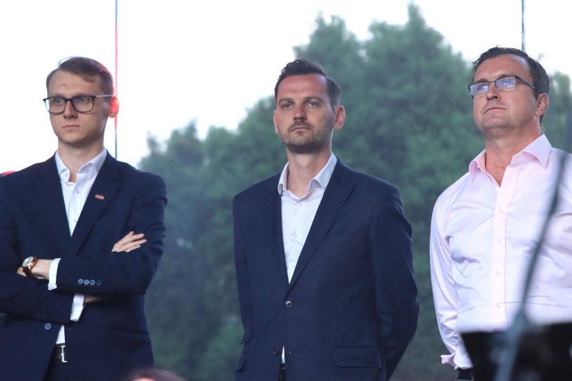 Robert Dobrzycki w towarzystwie Michała Rydza i Macieja Szymańskiego podczas prezentacji drużyny Widzewa/fot. Marek Młynarczyk.