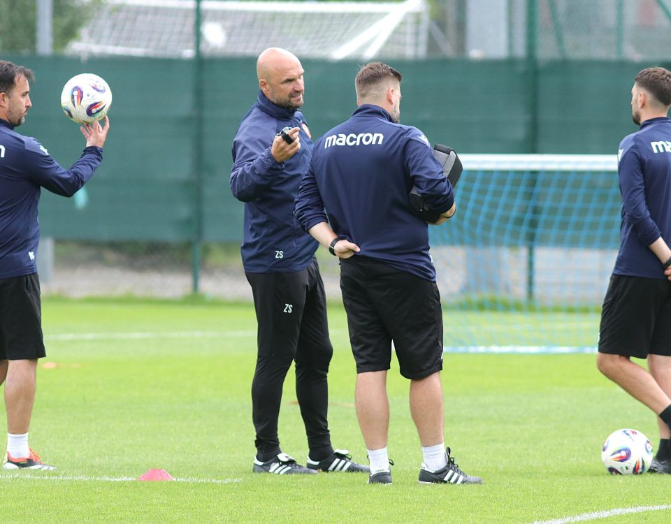Trening Widzewa. Żeljko Sopić i sztab