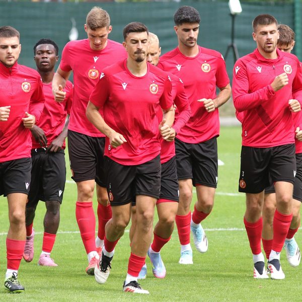 Trening piłkarzy Widzewa. Na pierwszym planie Juljan Shehu/fot. Marek Młynarczyk