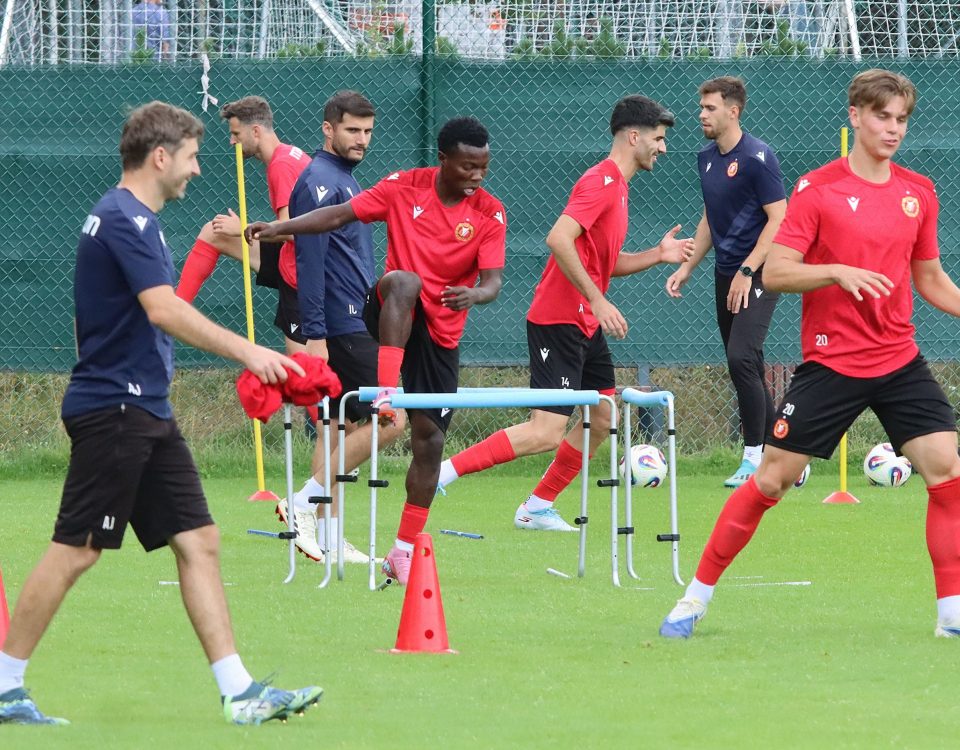 W piątek Widzew zagra na wyjeździe z Cracovią. Podopieczni Željko Sopicia rozpoczynają treningi przed tym spotkaniem.