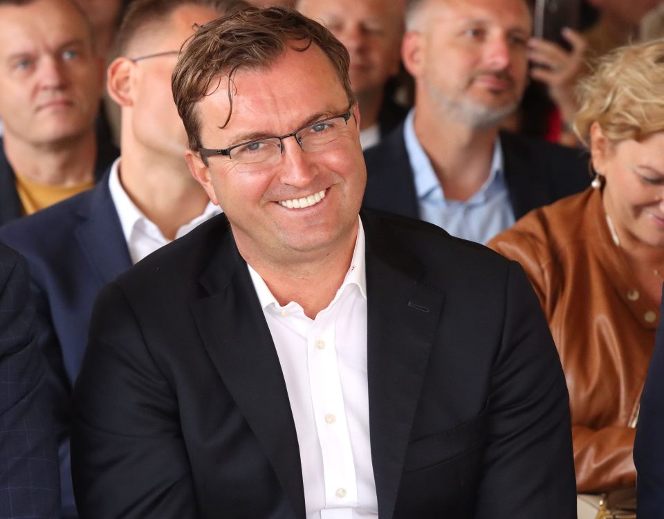 Konferencjca Widzewa w Bukowcu. Na zdjęciu Robert Dobrzycki, właściciel Widzewa