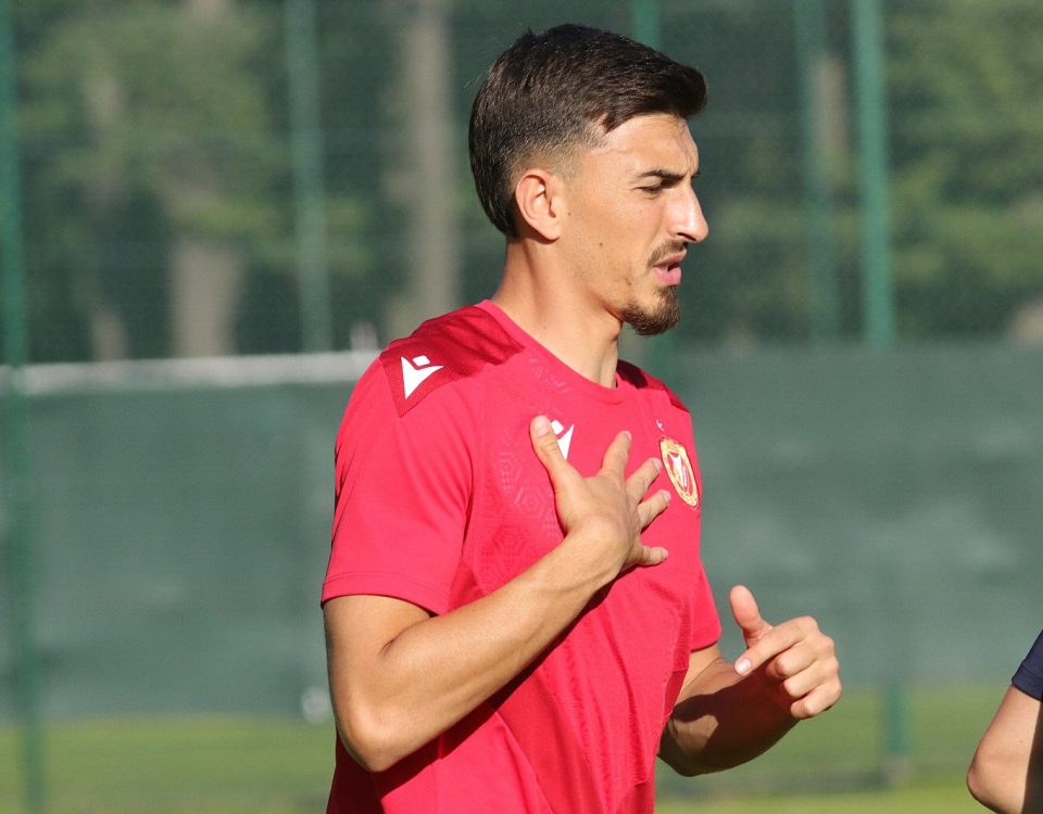 Widzew Łódź trenuje przed spotkaniem z Cracovią. Udziału w pełnych zajęciach nie wziął jednak Juljan Shehu. Trenował do momentu rozpoczęcia gierki.
