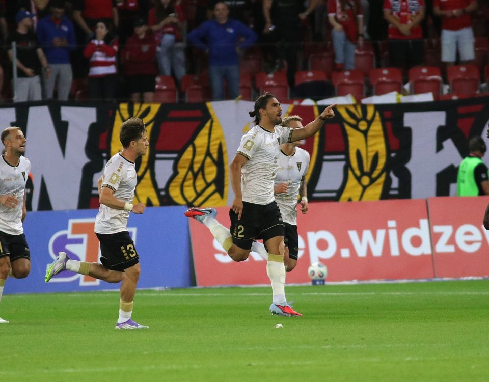 Ligowy rywal Widzewa ściąga do siebie piłkarza z Premier League. To rekordowy transfer w historii ekstraklasy.