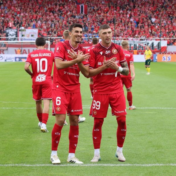 Piłkarze Widzewa: Juljan Shehu i Sebastian Bergier