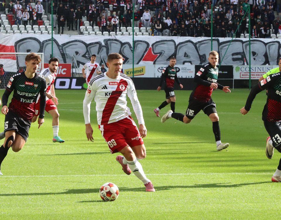 ŁKS Łódź potwierdził, że Fabian Piasecki nie zagra w ostatnim meczu w 2025 roku. Piłkarz jest kontuzjowany.