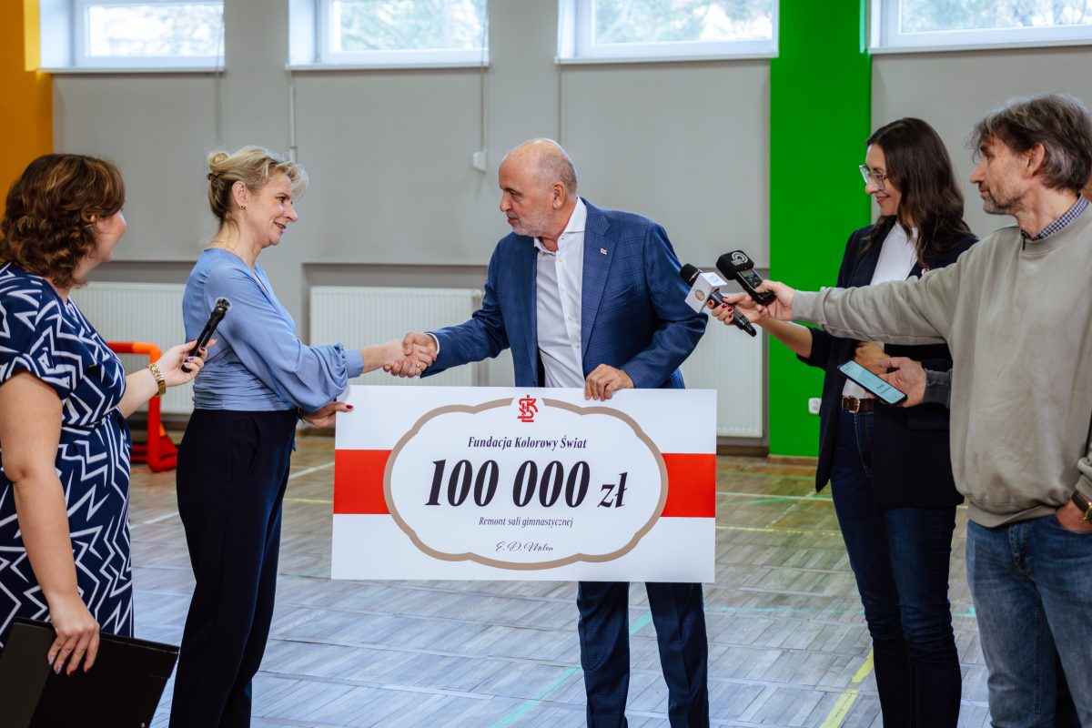 Większościowy udziałowiec ŁKS-u Łódź przekazał pieniądze na potrzeby Fundacji Kolorowy Świat. Wielki gest Dariusza Melona.