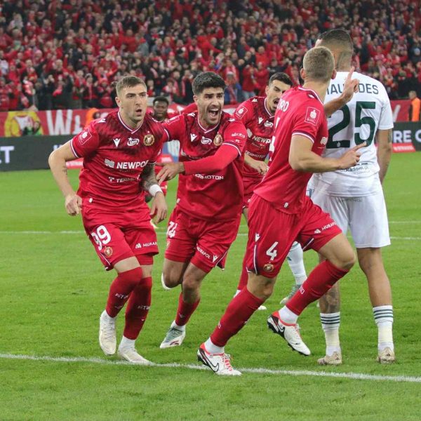 Widzew Łódź - Radomiak Radom. Sebastian Bergier strzela gola. Obok Ricardo Visus/fot. Marek Młynarczyk