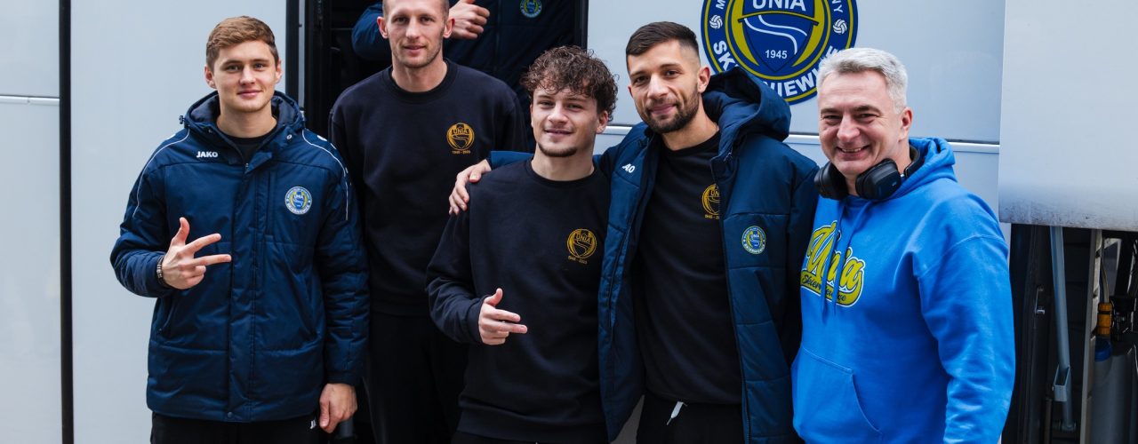 Piłkarze i trener Unii Skierniewice przed wyjazdem na mecz z Olimpią Grudziądz