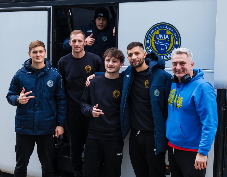 Piłkarze i trener Unii Skierniewice przed wyjazdem na mecz z Olimpią Grudziądz